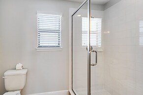 Near Disney & Legoland: Spacious Poolside Oasis!