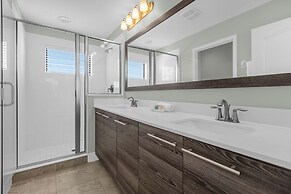 Near Disney & Legoland: Spacious Poolside Oasis!