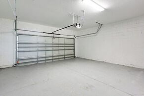 Near Disney & Legoland: Spacious Poolside Oasis!