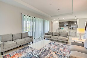 Near Disney & Legoland: Spacious Poolside Oasis!