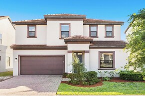 Near Disney & Legoland: Spacious Poolside Oasis!