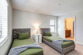 Near Disney & Legoland: Spacious Poolside Oasis!