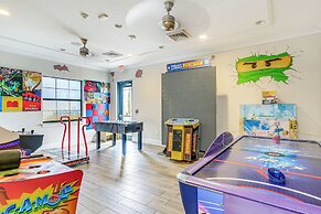 Near Disney & Legoland: Spacious Poolside Oasis!