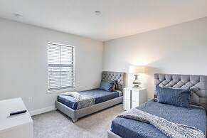 Near Disney & Legoland: Spacious Poolside Oasis!