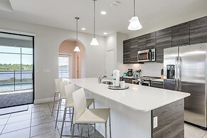 Near Disney & Legoland: Spacious Poolside Oasis!