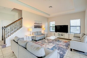 Near Disney & Legoland: Spacious Poolside Oasis!