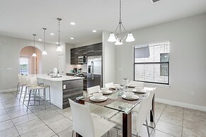 Near Disney & Legoland: Spacious Poolside Oasis!