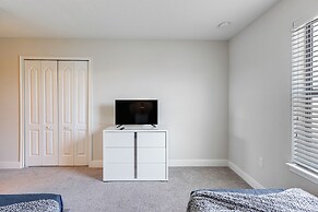 Near Disney & Legoland: Spacious Poolside Oasis!