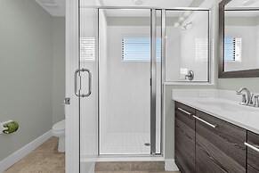 Near Disney & Legoland: Spacious Poolside Oasis!