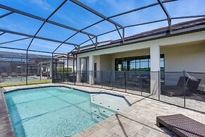 Near Disney & Legoland: Spacious Poolside Oasis!