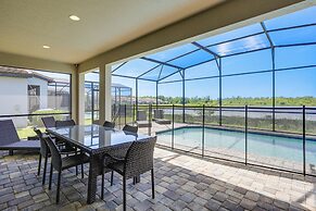 Near Disney & Legoland: Spacious Poolside Oasis!