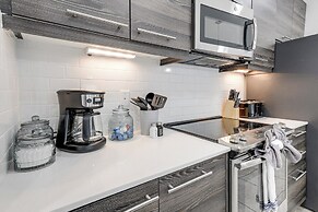 Near Disney & Legoland: Spacious Poolside Oasis!