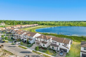 Near Disney & Legoland: Spacious Poolside Oasis!