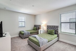 Near Disney & Legoland: Spacious Poolside Oasis!