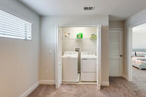 Near Disney & Legoland: Spacious Poolside Oasis!