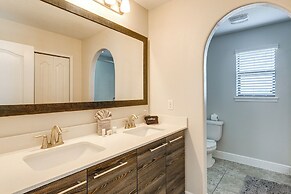 Near Disney & Legoland: Spacious Poolside Oasis!