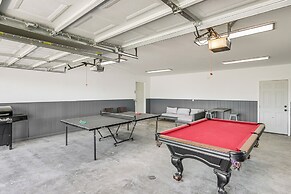 Dry Ridge Farmhouse w/ Hot Tub + Game Room!