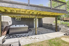 Dry Ridge Farmhouse w/ Hot Tub + Game Room!