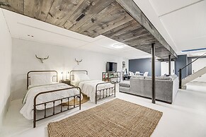Dry Ridge Farmhouse w/ Hot Tub + Game Room!