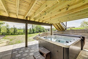 Dry Ridge Farmhouse w/ Hot Tub + Game Room!