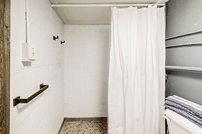 Dry Ridge Farmhouse w/ Hot Tub + Game Room!