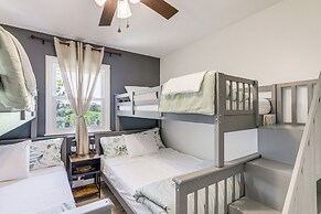 Dry Ridge Farmhouse w/ Hot Tub + Game Room!