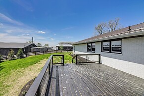 Dry Ridge Farmhouse w/ Hot Tub + Game Room!