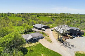 Dry Ridge Farmhouse w/ Hot Tub + Game Room!