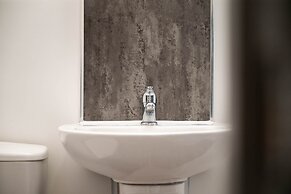 1 Bdr Modern Living in The Old Bank Hse