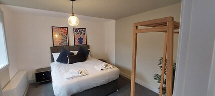 1 Bdr Modern Living in The Old Bank Hse