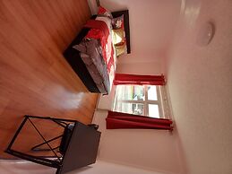 Beautiful 5-bed House in Dagenham Newly Renovated