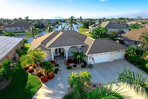 Luxury Long Waterview w Pool-kayaks-clubs-bikes