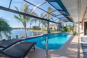 Luxury Long Waterview w Pool-kayaks-clubs-bikes