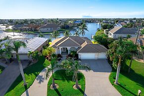 Luxury Long Waterview w Pool-kayaks-clubs-bikes