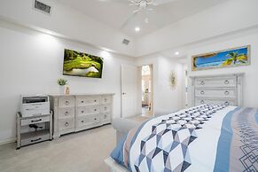 Luxury Long Waterview w Pool-kayaks-clubs-bikes