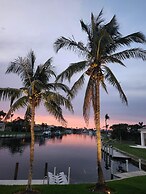 Luxury Long Waterview w Pool-kayaks-clubs-bikes