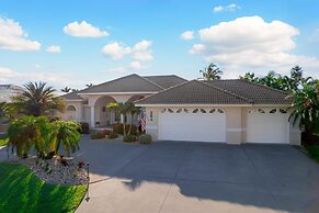 Luxury Long Waterview w Pool-kayaks-clubs-bikes