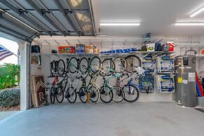 Luxury Long Waterview w Pool-kayaks-clubs-bikes