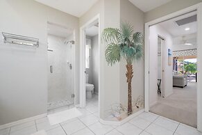 Luxury Long Waterview w Pool-kayaks-clubs-bikes