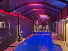 Luxury Long Waterview w Pool-kayaks-clubs-bikes