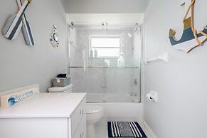 Luxury Long Waterview w Pool-kayaks-clubs-bikes