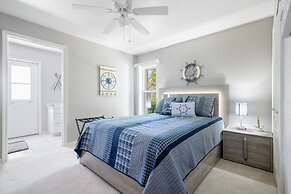 Luxury Long Waterview w Pool-kayaks-clubs-bikes