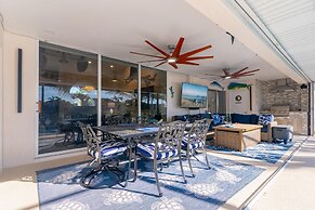 Luxury Long Waterview w Pool-kayaks-clubs-bikes