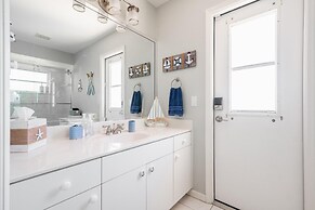 Luxury Long Waterview w Pool-kayaks-clubs-bikes