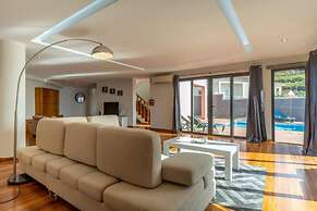 Canhas Views Pool and Barbecue