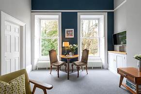 Light-filled Period Apartment - Central Bath