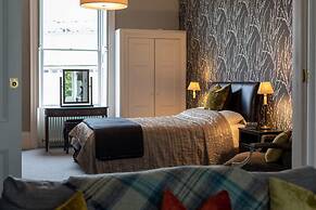 Light-filled Period Apartment - Central Bath