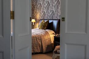 Light-filled Period Apartment - Central Bath