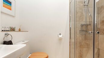 Light-filled Period Apartment - Central Bath