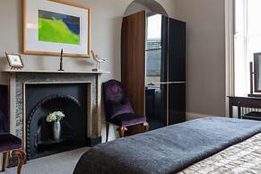 Light-filled Period Apartment - Central Bath